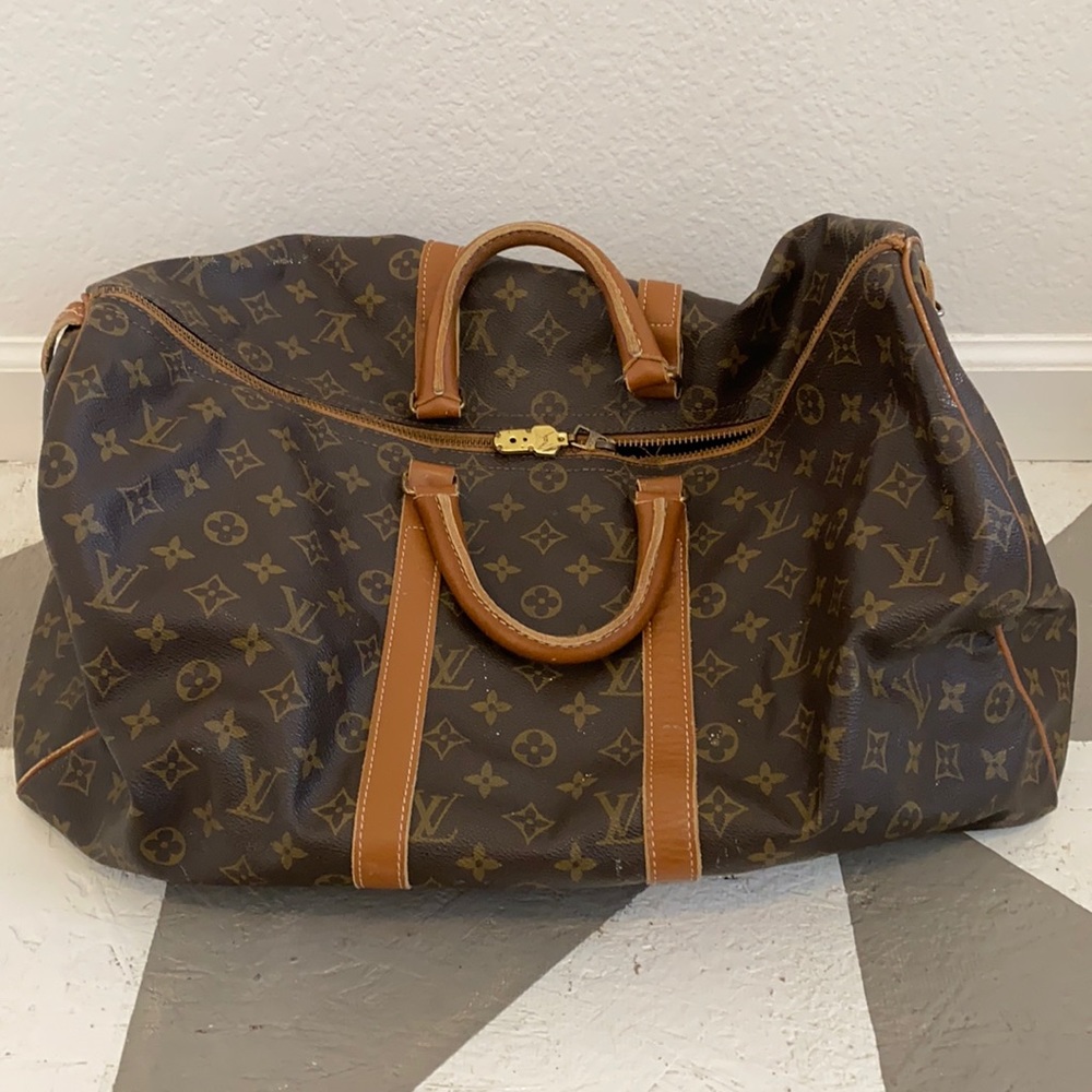 Used original Louis viutton tote bag. The zipper is broken